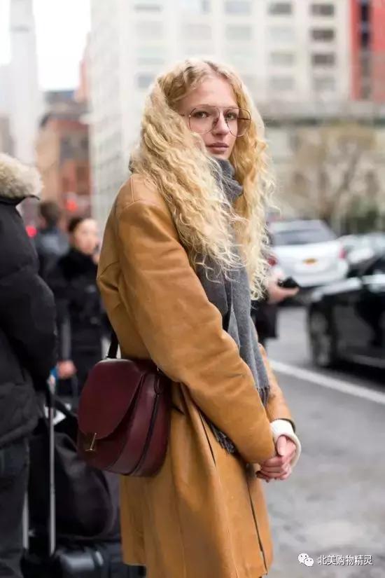 金边眼镜成了最新流行的单品开元棋牌app奶奶式土豪(图2)